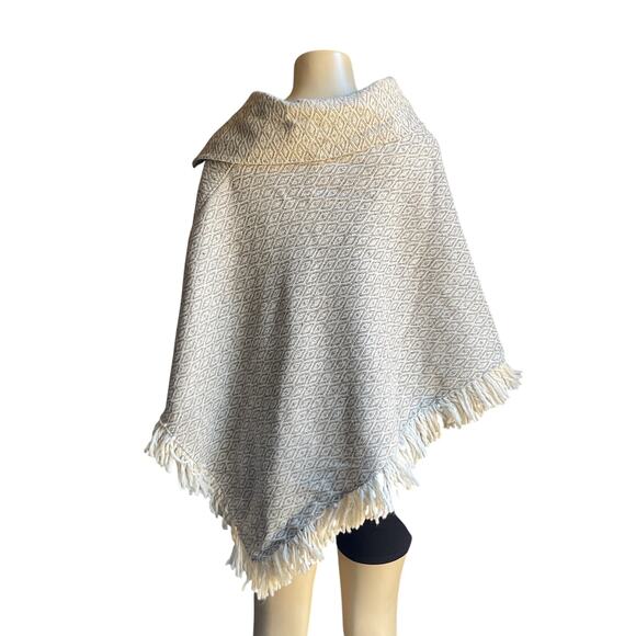 Mexican Wool Poncho with Wooden Buttons – Light Gray with Fringe / Poncho - Picture 4 of 11